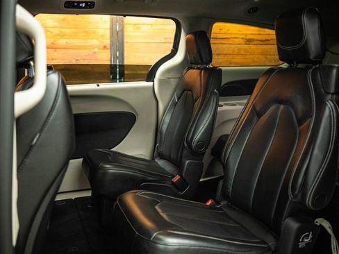Used 2023 Chrysler Pacifica Touring-L FWD image 10