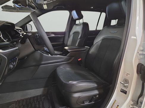 Used 2025 Jeep Grand Cherokee Trailhawk image 9