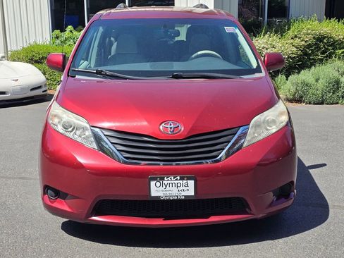 Used 2011 Toyota Sienna LE w/ Towing Pkg FWD image 2