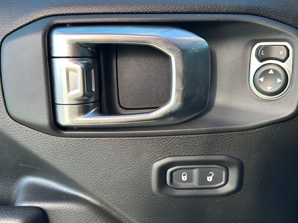 Used 2024 Jeep Wrangler Unlimited AWD/4WD image 17