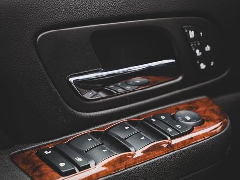 Used 2014 Chevrolet Suburban LTZ image 11