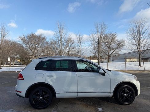 Used 2013 Volkswagen Touareg Sport image 8