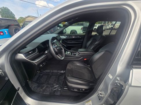 Used 2022 Jeep Grand Cherokee Altitude AWD/4WD image 8