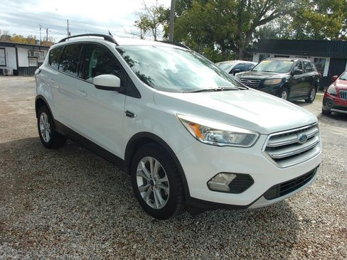 Used 2018 Ford Escape SE FWD image 3