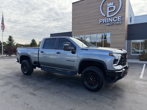 Used 2024 Chevrolet Silverado 2500 ZR2 w/ Technology Package image 12