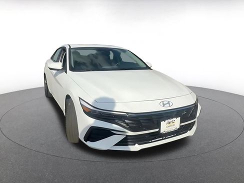 Used 2025 Hyundai Elantra SEL image 3