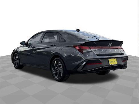Used 2025 Hyundai Elantra Sport FWD image 3