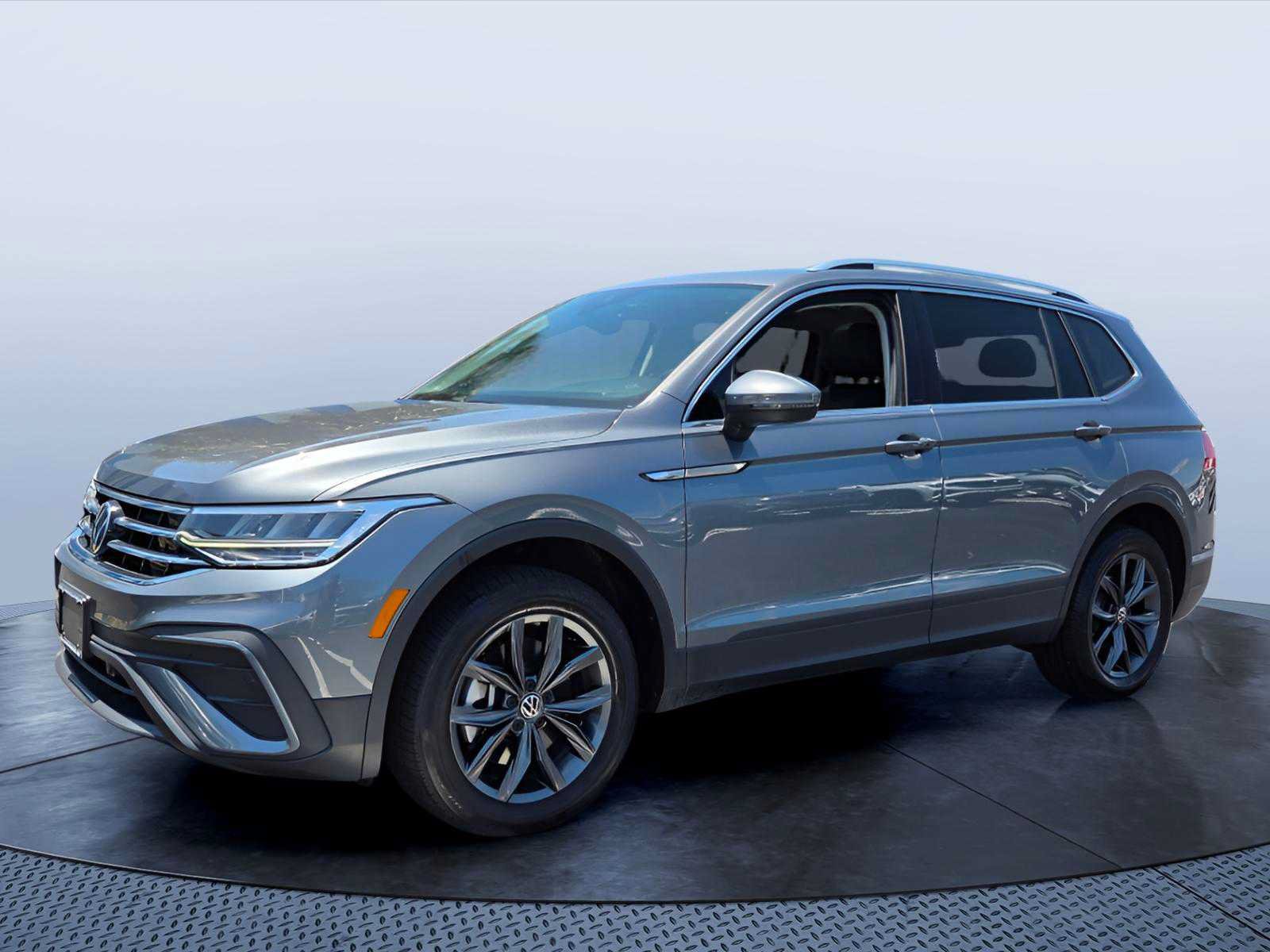 Used 2023 Volkswagen Tiguan SE w/ Panoramic Sunroof Package AWD/4WD image 2