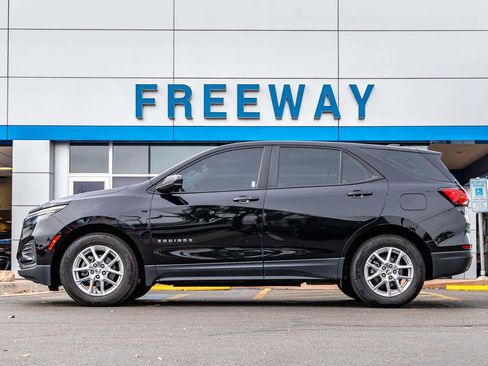 Used 2024 Chevrolet Equinox LS image 2