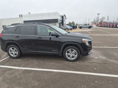 Used 2022 GMC Terrain SLE w/ Driver Convenience Package image 4