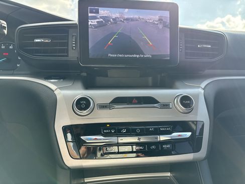 Certified 2023 Ford Explorer XLT w/ Class IV Trailer Tow Package image 18