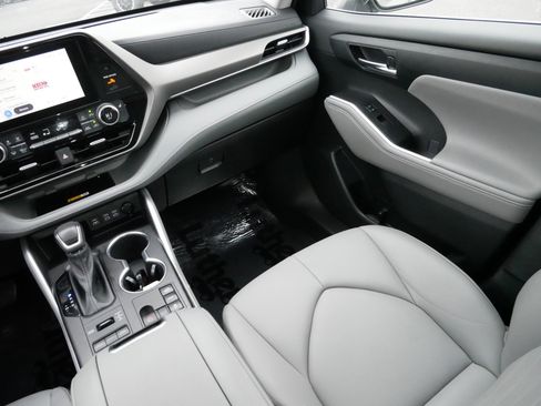 Certified 2023 Toyota Highlander XLE image 11