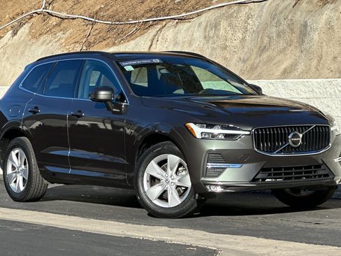 Certified 2022 Volvo XC60 B5 Momentum image 2