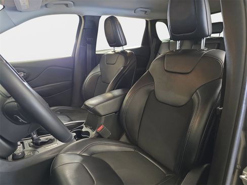 Used 2019 Jeep Cherokee Latitude Plus w/ Cold Weather Group image 17