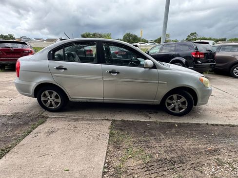 Used 2010 Hyundai Accent GLS FWD image 4