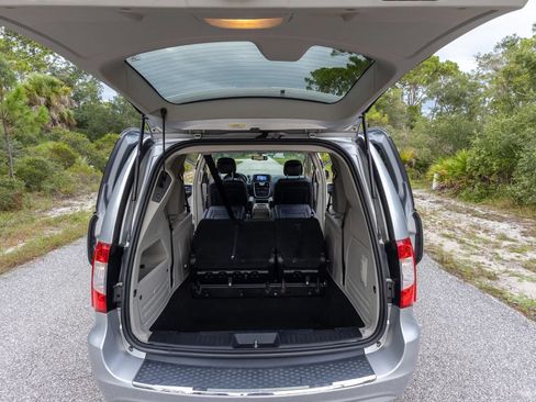 Used 2012 Chrysler Town & Country Touring w/ Entertainment Group #1 FWD image 26