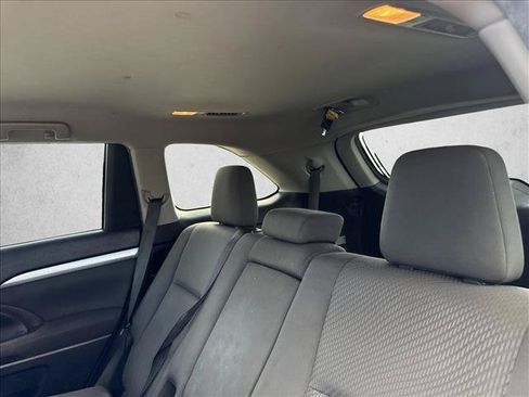 Used 2019 Toyota Highlander LE FWD image 14