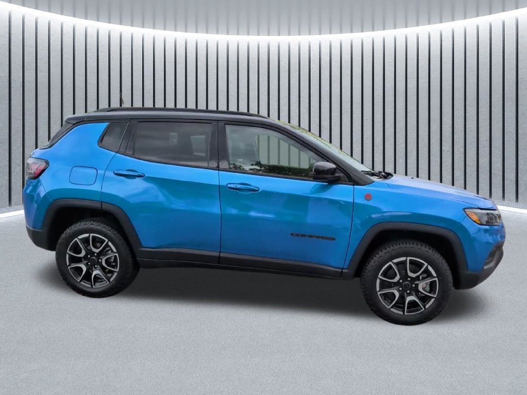 Used 2025 Jeep Compass Trailhawk w/ Trailhawk Elite Group AWD/4WD image 3