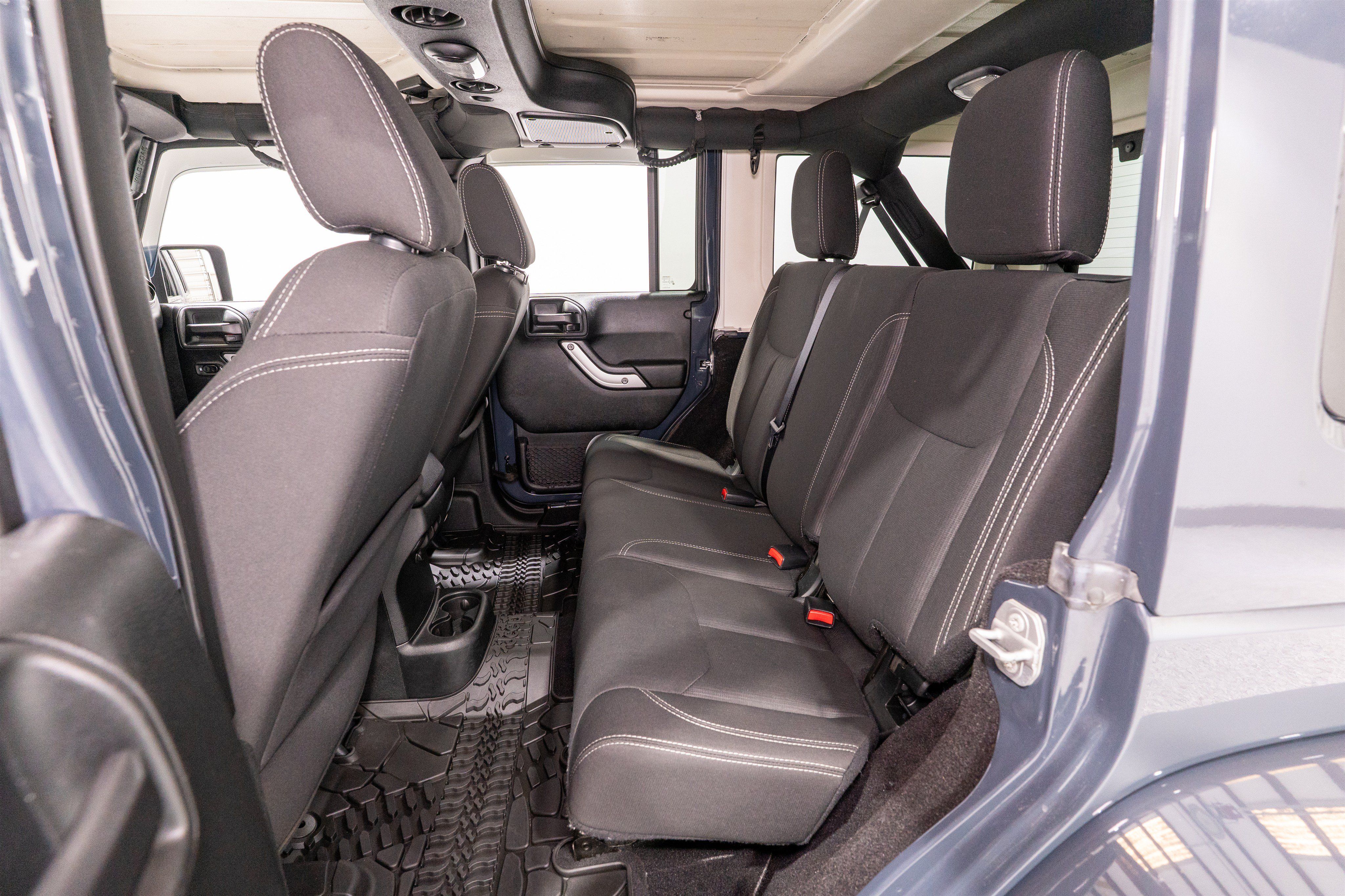 Used 2017 Jeep Wrangler Unlimited Sahara w/ Connectivity Group AWD/4WD image 28