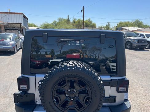 Used 2018 Jeep Wrangler Unlimited Sahara w/ Connectivity Group AWD/4WD image 46
