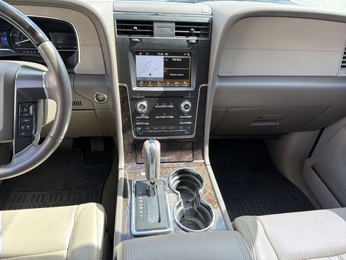 Used 2016 Lincoln Navigator Select RWD image 22