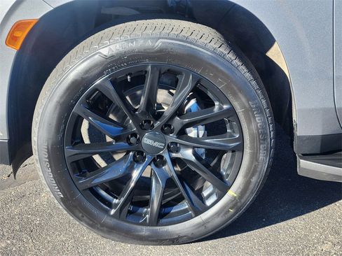 Used 2024 GMC Yukon XL Denali w/ Advanced Technology Package image 5