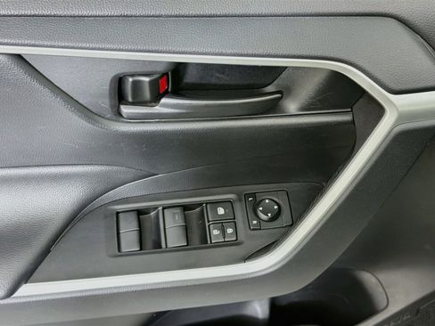 Used 2019 Toyota RAV4 LE w/ Carpet Mat Package FWD image 15