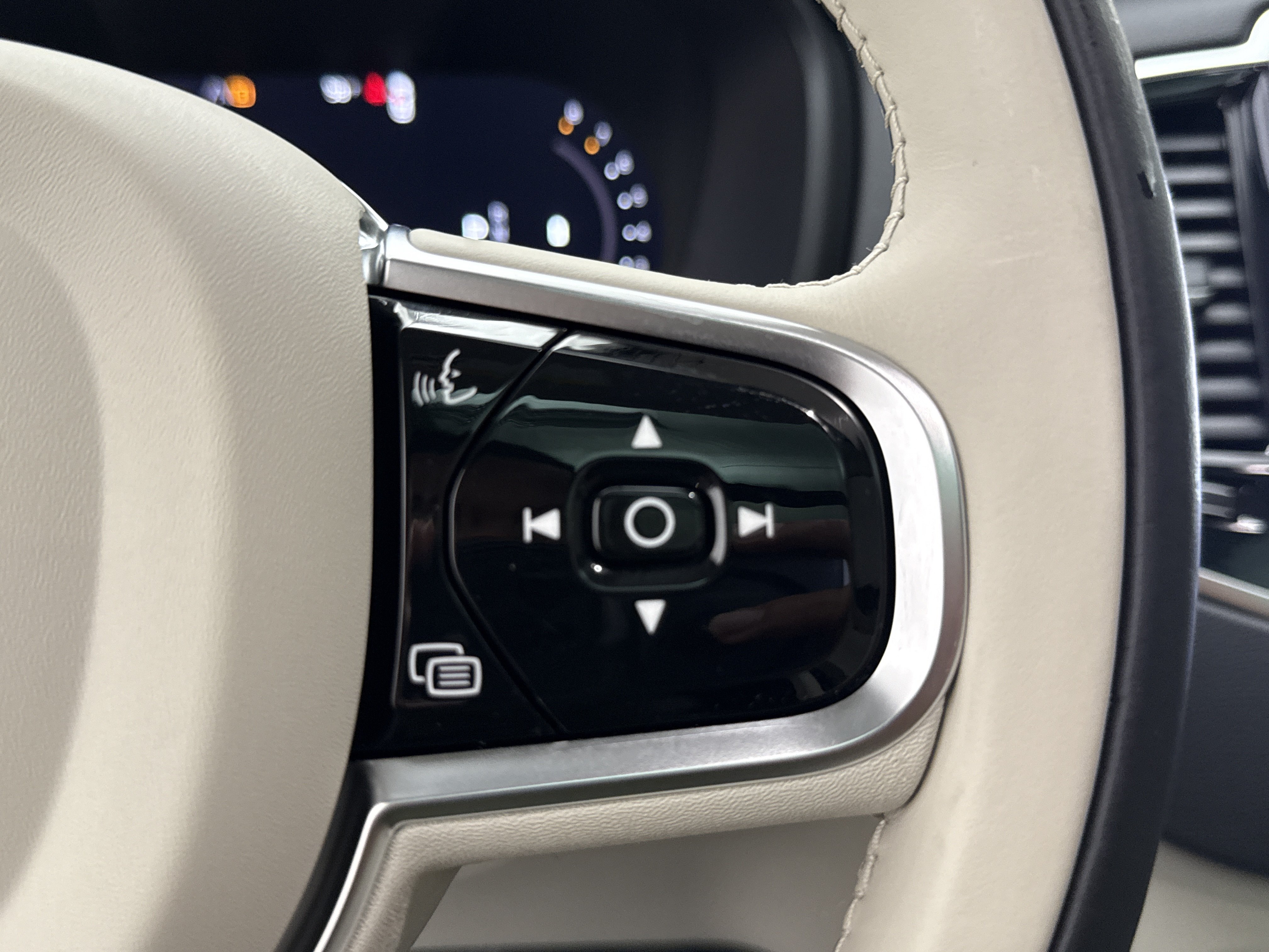 Certified 2024 Volvo XC90 B6 Ultimate w/ Protection Package Premier AWD/4WD image 17