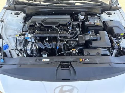 Used 2025 Hyundai Elantra Limited image 17