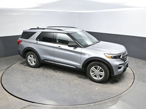 Used 2024 Ford Explorer XLT w/ Equipment Group 202A AWD/4WD image 37
