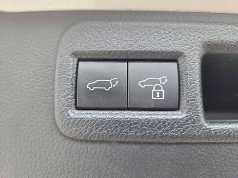 Used 2021 Toyota Venza Limited image 14