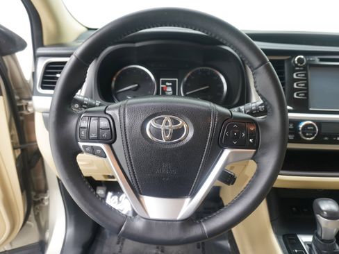 Used 2014 Toyota Highlander XLE FWD image 18