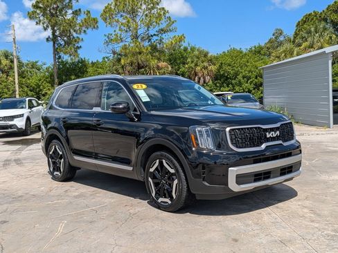 Used 2023 Kia Telluride EX w/ EX Captain's Chair Package FWD image 2