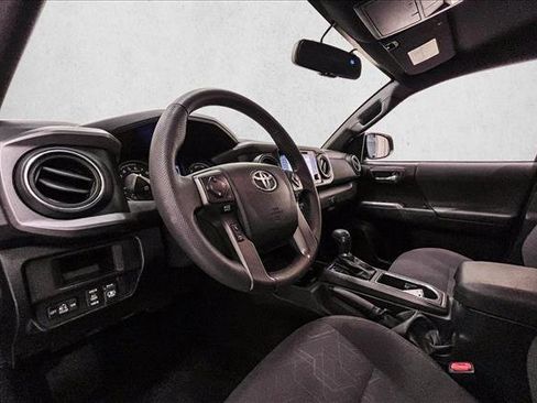 Used 2017 Toyota Tacoma TRD Sport image 10