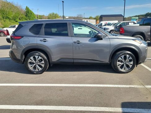 Used 2023 Nissan Rogue SV image 2