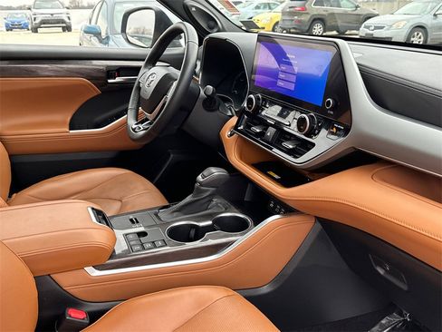 Used 2023 Toyota Highlander Platinum image 13