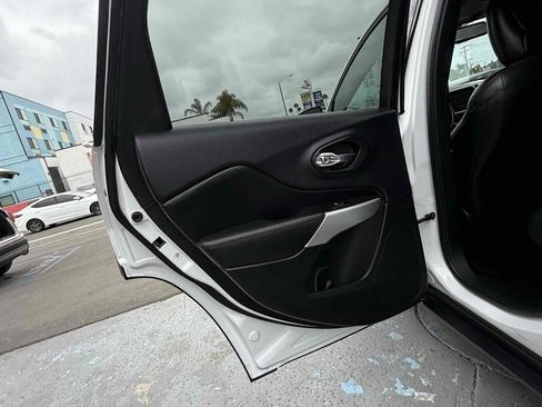 Used 2018 Jeep Cherokee Trailhawk image 90