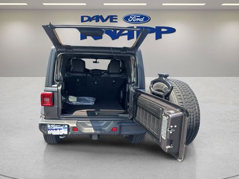 Used 2018 Jeep Wrangler Unlimited Sahara AWD/4WD image 24
