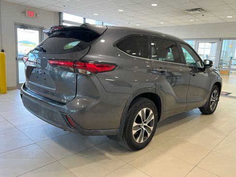 Used 2023 Toyota Highlander XLE AWD/4WD image 5