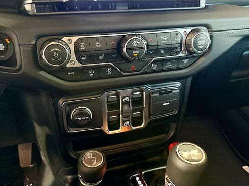 New 2026 Jeep Wrangler Unlimited Sahara AWD/4WD image 16