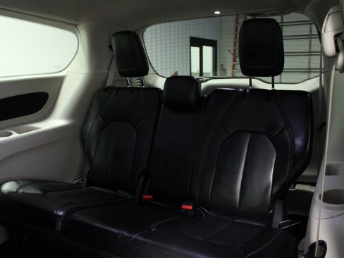 Used 2023 Chrysler Pacifica Touring-L FWD image 14