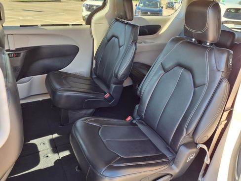Used 2023 Chrysler Pacifica Touring-L FWD image 25
