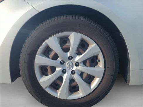 Used 2020 Toyota Corolla LE image 9