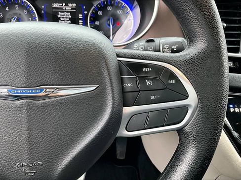 Used 2021 Chrysler Voyager Lxi image 24