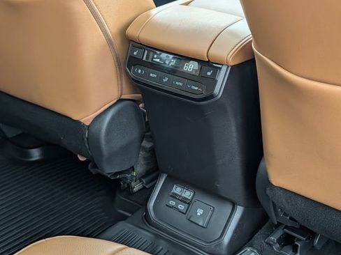 Used 2025 Toyota Highlander Platinum AWD/4WD image 32