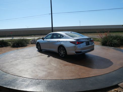 Used 2025 Lexus ES 300h w/ Premium Package image 4