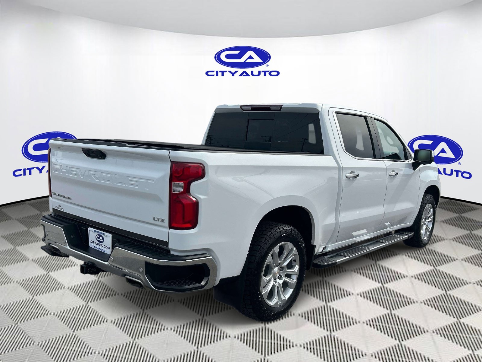 Used 2024 Chevrolet Silverado 1500 LTZ AWD/4WD image 3