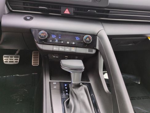 Used 2025 Hyundai Elantra Sport FWD image 21