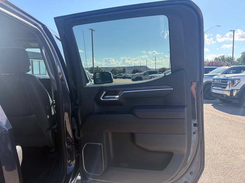 Used 2023 GMC Sierra 1500 SLT w/ X31 Off-Road Package AWD/4WD image 29