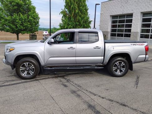 Used 2017 Toyota Tacoma TRD Sport w/ Premium & Technology Package AWD/4WD image 11
